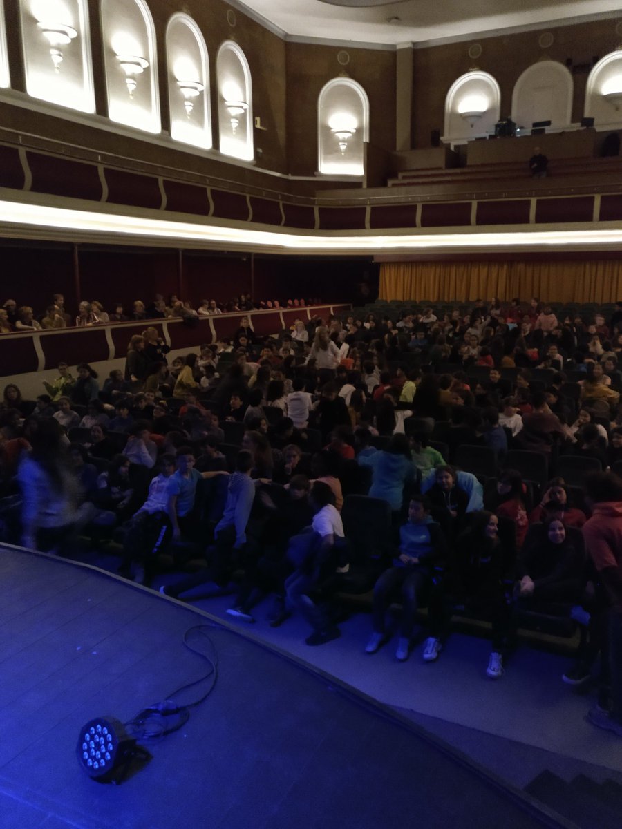 tatarrega's tweet photo. Avui el teatre ple en sessions de matí i tarda amb escolars de Tàrrega i comarca per a veure teatre in english, "Jekyll and Hyde" a càrrec  de @jumpingducks #CRPUrgell https://t.co/VqQLD5PFVM