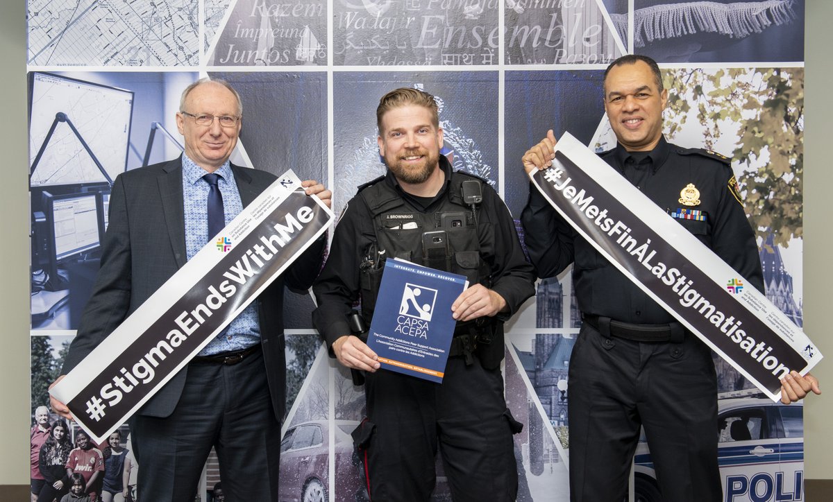 GordGarner1's tweet photo. Pleasure speaking with @OPSChiefSloly and Cst. Joe Brownrigg in front of new OPS Community Engagement Mural #EveryOneKnowsSomeone #SomebodysSomeone #FirstResponders #HelpForHelpers
#StigmaEndsWithMe #PersonFirstLanguage #CompassionBeginsWithUs https://t.co/6URWj0SYqO