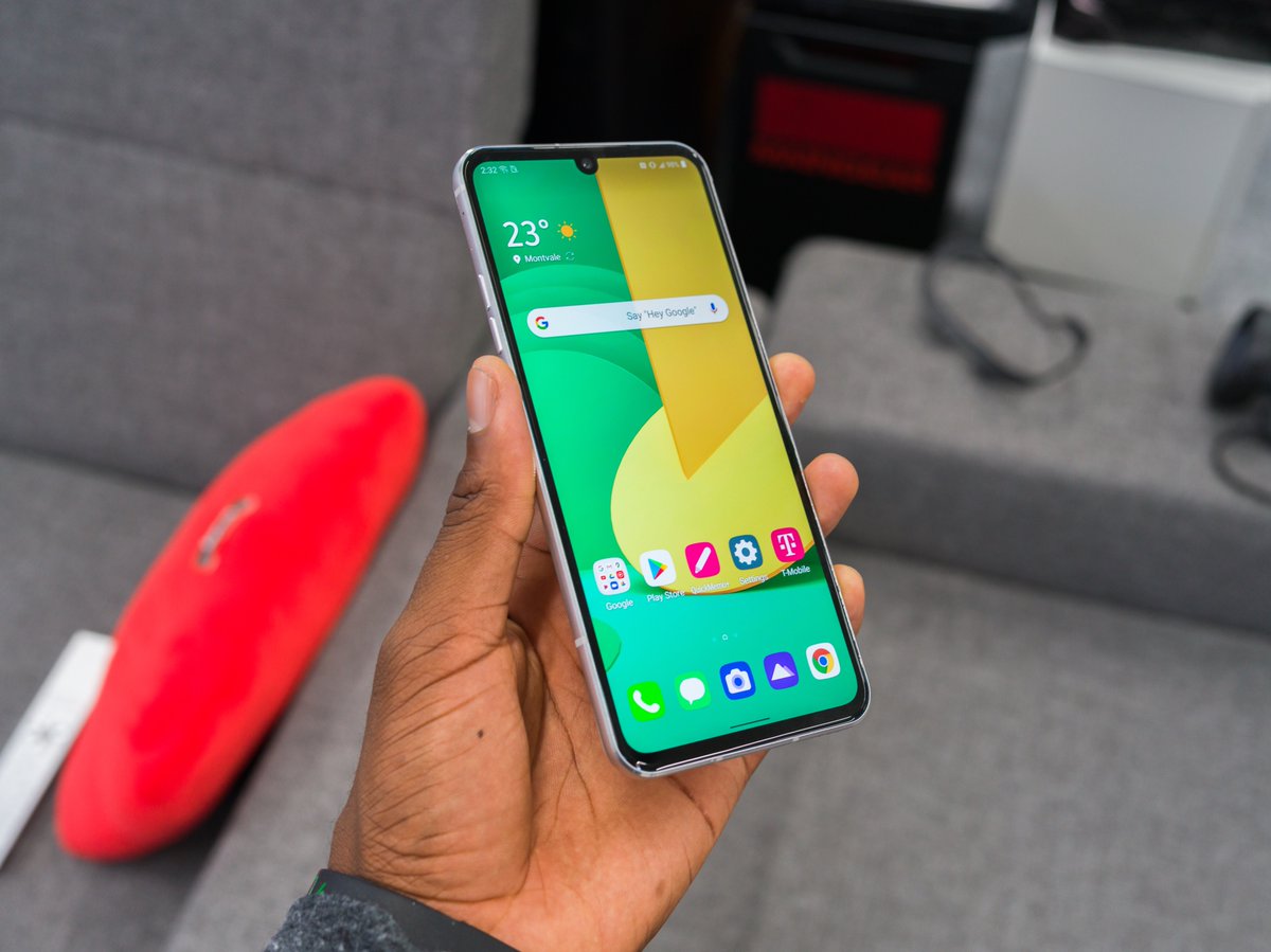 MKBHD's tweet photo. LG is doubling down on FOLDING PHONES ARE HARD LET'S NOT GO THERE YET

LG V60
6.8" 1080p 60Hz OLED
Snapdragon 865, 128/8GB
5000mAh
64MP f/1.9 + 13MP ultrawide
MicroSD slot
Headphone jack
Dual screen case

Solid phone (Likely A+ battery) for a notch less than than the $999+ kings https://t.co/HTnWYIIFVZ