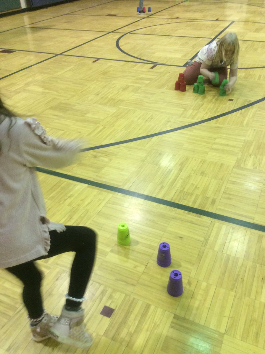 2nd grade @MsCorich 

Working on hand eye coordination with 3-3-3 <a href="/SpeedStacksInc/">Speed Stacks Inc.</a> 
🅱️onus adding one foot balance when partner is stacking.  

#opetheplace2b