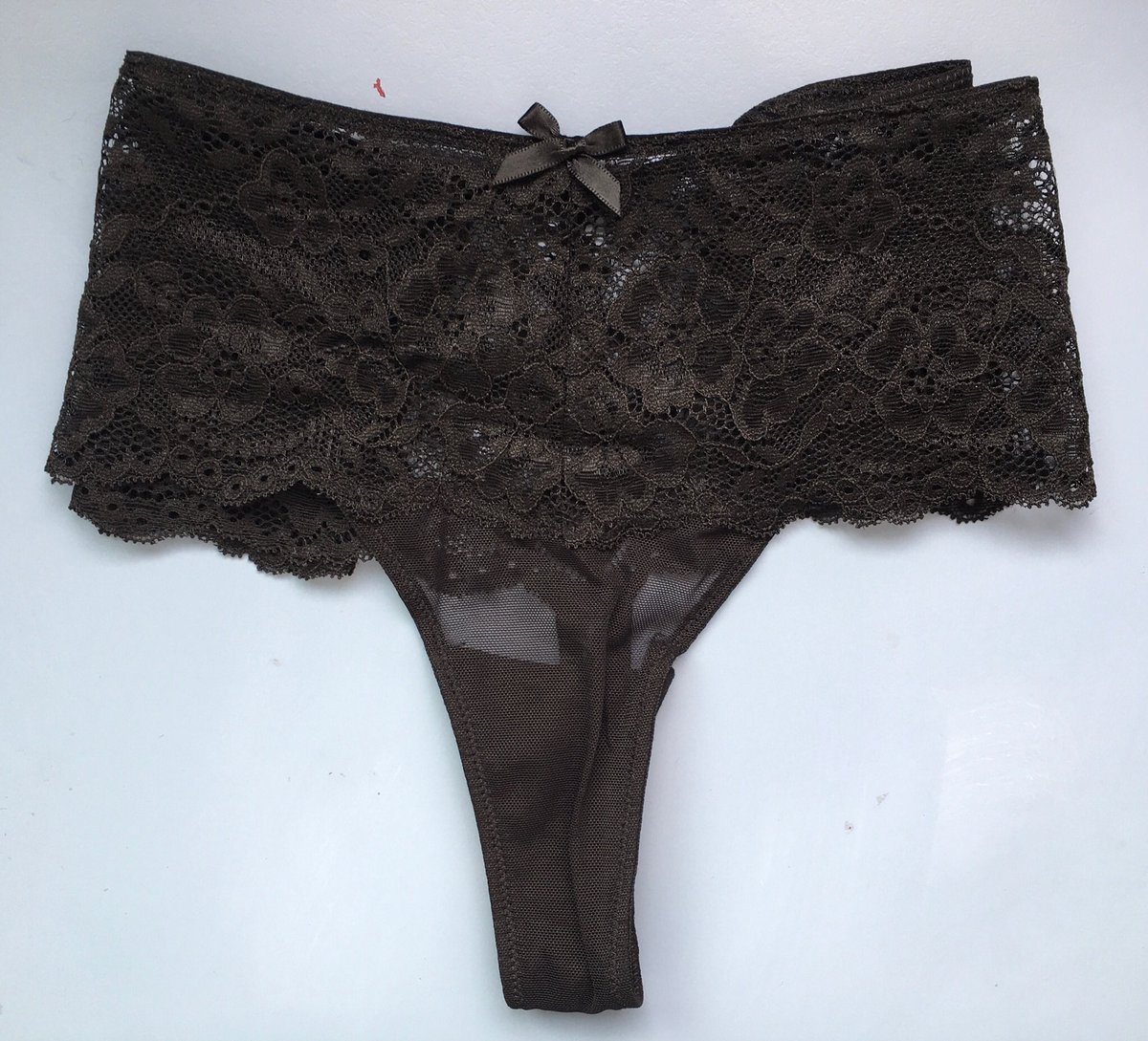 culotteportee1's tweet photo. Venez voir nos nouvelles culottes et strings en DM, tout juste achetés pour vous avec ma copine ;) 👅💋 #culotte #string #mouille https://t.co/LtiSCQM3Za