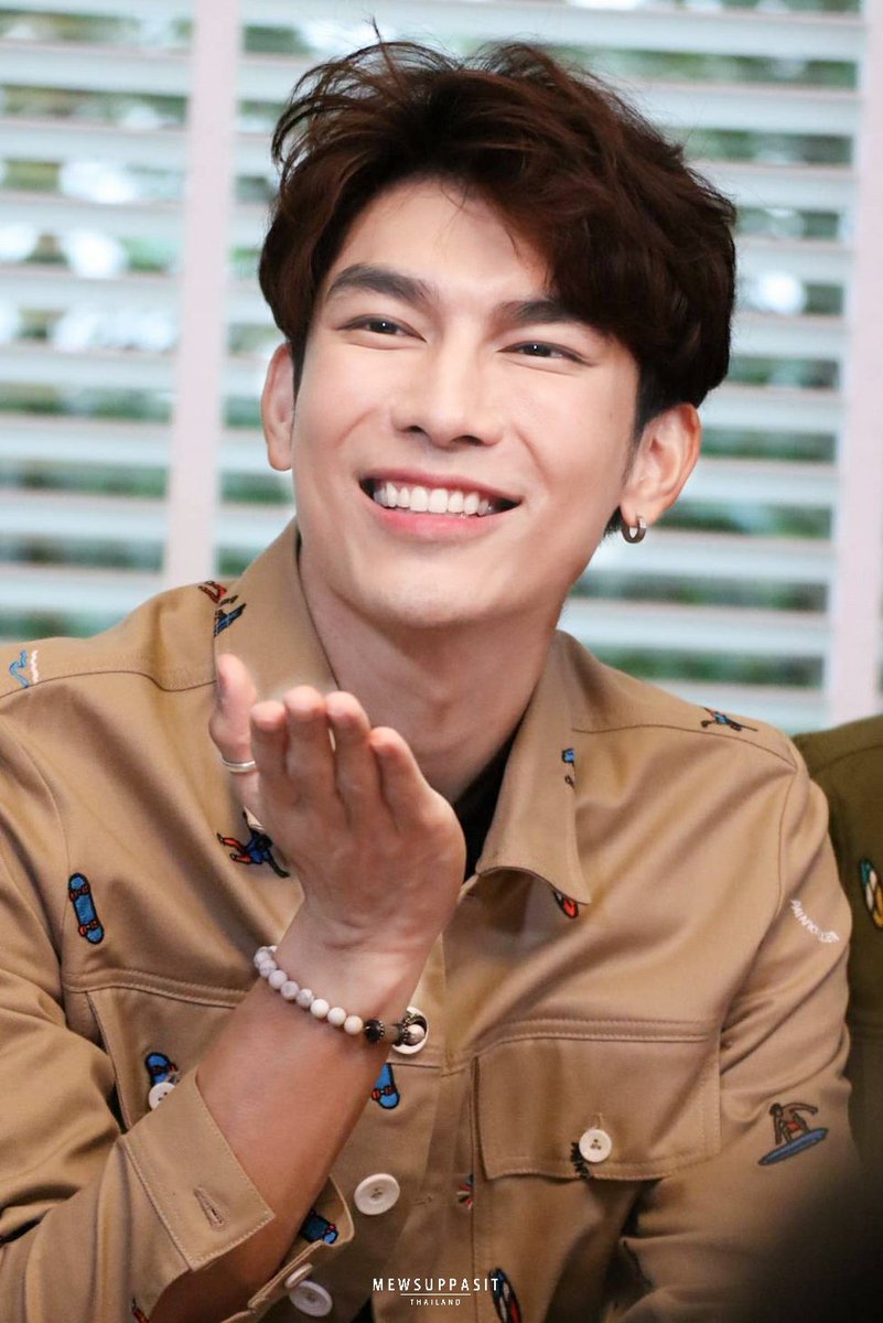 MewsuppasitTH's tweet photo. พวกเราคือกำลังใจของกันและกันนะ  เคยบอกแล้วไง ว่าถ้าพี่เหนื่อยก็แค่หันกลับมามองที่พวกเรา ทุกๆ คนอยู่เคียงข้างพี่เสมอนะ 💛

#สู้ๆนะมิว https://t.co/HOwDA9g7UM