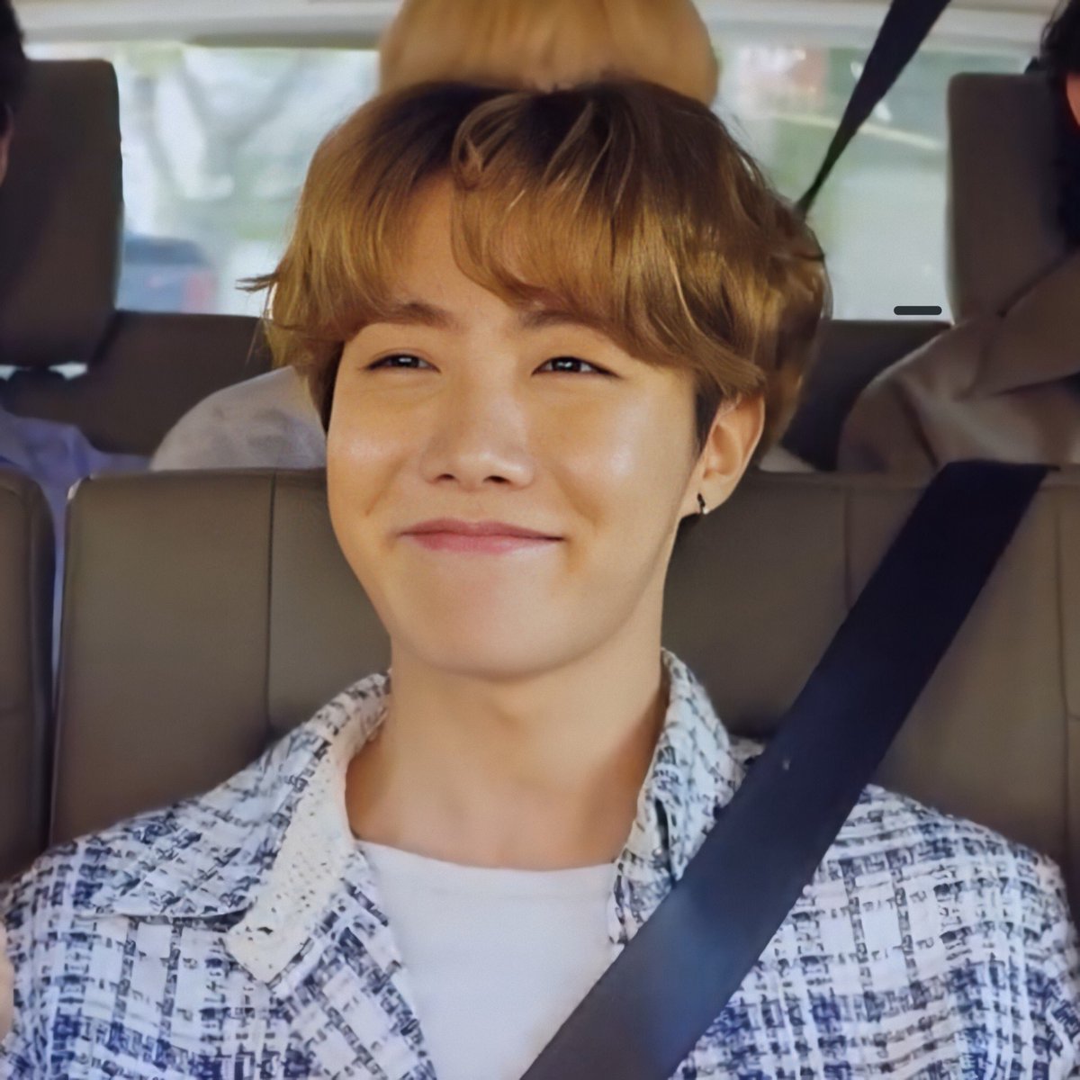 JHoseokdeity's tweet photo. Que bonito es despertar y encontrarte con tremendo y majestuoso SOL!! ☀️♥️ https://t.co/pSojNzK8qq