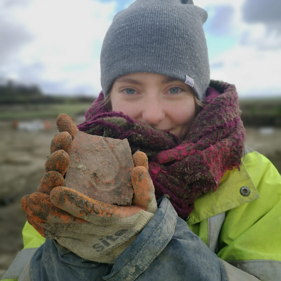 TheDigVenturers's tweet photo. Brrrr. It's chilly out on our dig at @earth_trust today, but we're happy because @IndieJago has just found this Roman tile with a swirl on it
#EarthTrustDig #Archaeology https://t.co/QSozHjLwzj