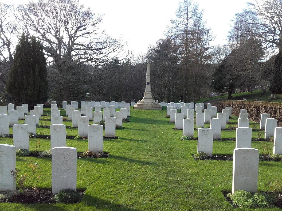 Chrishawes123's tweet photo. WWI @CWGC PLOT in Ipswich Old Cemetery looking splendid, all ready for spring. Maintained by contractor for the East Region. Worth a visit of you are in the area. https://t.co/sP9t8hd842