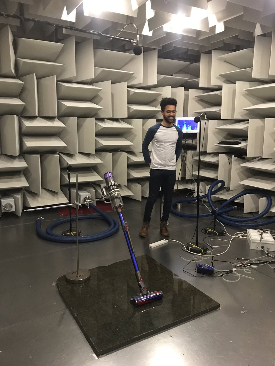 valentinedebrye's tweet photo. Pour tester le niveau sonore des appareils #Dyson, une salle acoustique ! @lesnums https://t.co/7aTCrUG53u