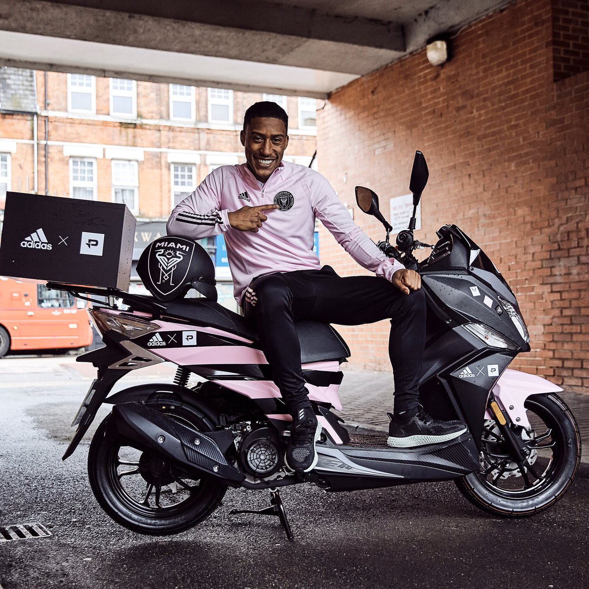 ProDirect_LDN's tweet image. Bringing the heat. Yung Filly delivers the new @InterMiamiCF 2020 adidas Home Jersey across London to celebrate the launch of the collection. Available now at Pro:Direct 𝗟𝗗𝗡𝟭𝟵.
-
Pro:Direct LDN19, 19 Foubert's Place, Soho, London, W1F 7QE