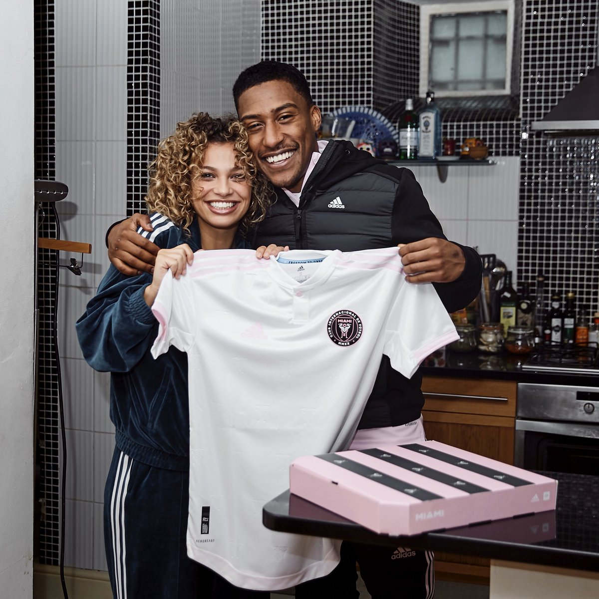 ProDirect_LDN's tweet image. Bringing the heat. Yung Filly delivers the new @InterMiamiCF 2020 adidas Home Jersey across London to celebrate the launch of the collection. Available now at Pro:Direct 𝗟𝗗𝗡𝟭𝟵.
-
Pro:Direct LDN19, 19 Foubert's Place, Soho, London, W1F 7QE