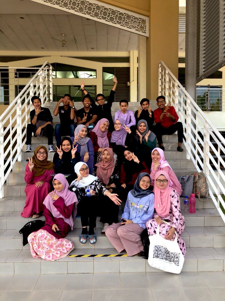 zumirratul's tweet photo. A little throwback won’t hurt right? Degree students life.. AP2253B.. @ernyyyBalqis @farah_sorfina
#missingoldfriends
#belHELL https://t.co/J9Z00TcVc2