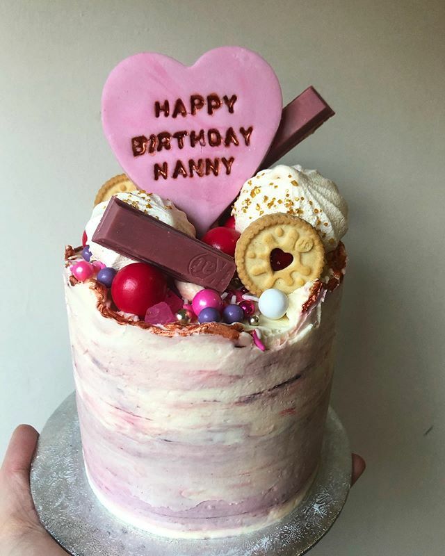 BAKEDharborough's tweet photo. Love a mini cake!! #heartsarentjustforvalentinesday #minicake #watercolourcake #buttercream #jammiedodgers #minibiscuits #tasteharborough #marketharborough #leicesterfood #cakecakecake #partyfood #birthdaycake #rubykitkat #kitkat https://t.co/kWJ1t7Iwpt https://t.co/oyT31BgAKl
