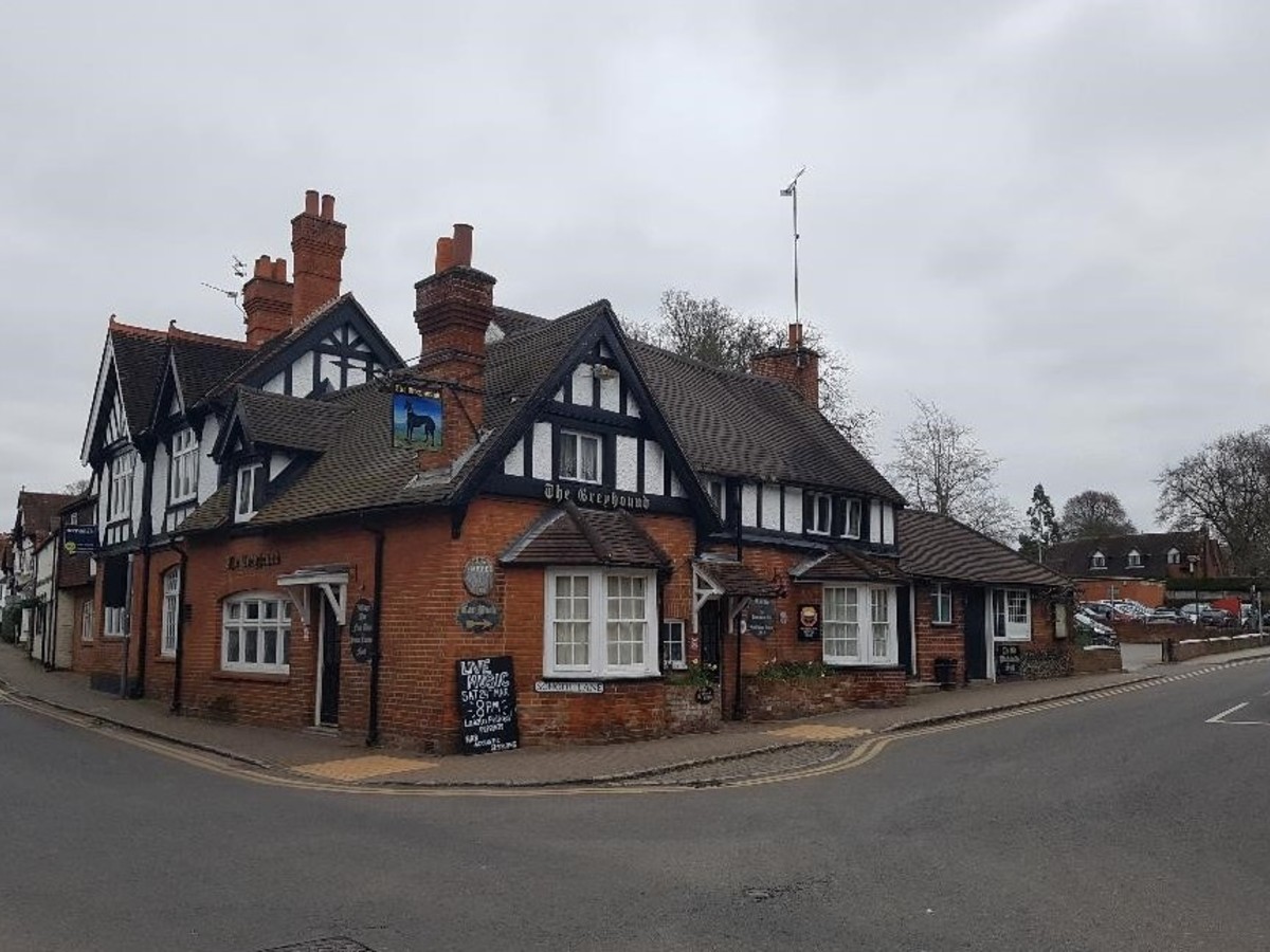 Offers invited on this 20 year + lease at the Greyhound in Berkshire.
For more information call us on 01902 376136 today or enquire online. ☟
ow.ly/AM7650ywjTY
#buyapub #sellapub #runapub #leaseforsale #pubforsale  #leaseapub