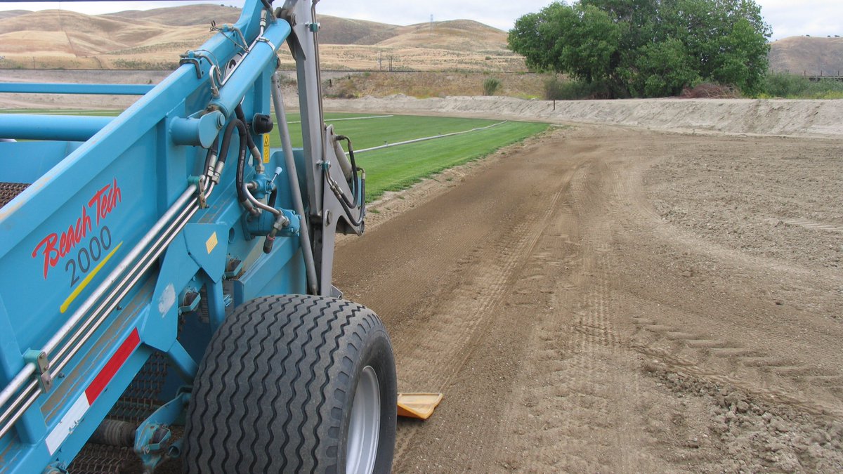 BeachTechWorld's tweet photo. The BeachTech 2000 making light work of this sod farm! #beachtech #liftandsift #farming https://t.co/3u8LeE6aeR