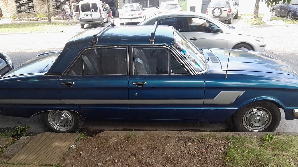 El lunes le robaron el Ford Falcon a mi viejo en Lugano.

Vino a comer a casa como hacemos casi siempre y entre las 16:10 y 16:30 dos soretes se lo llevaron.
Cómo ven, el Falcon es de colección y no pasa desapercibido. Si lo llegan a ver, por favor avisen.