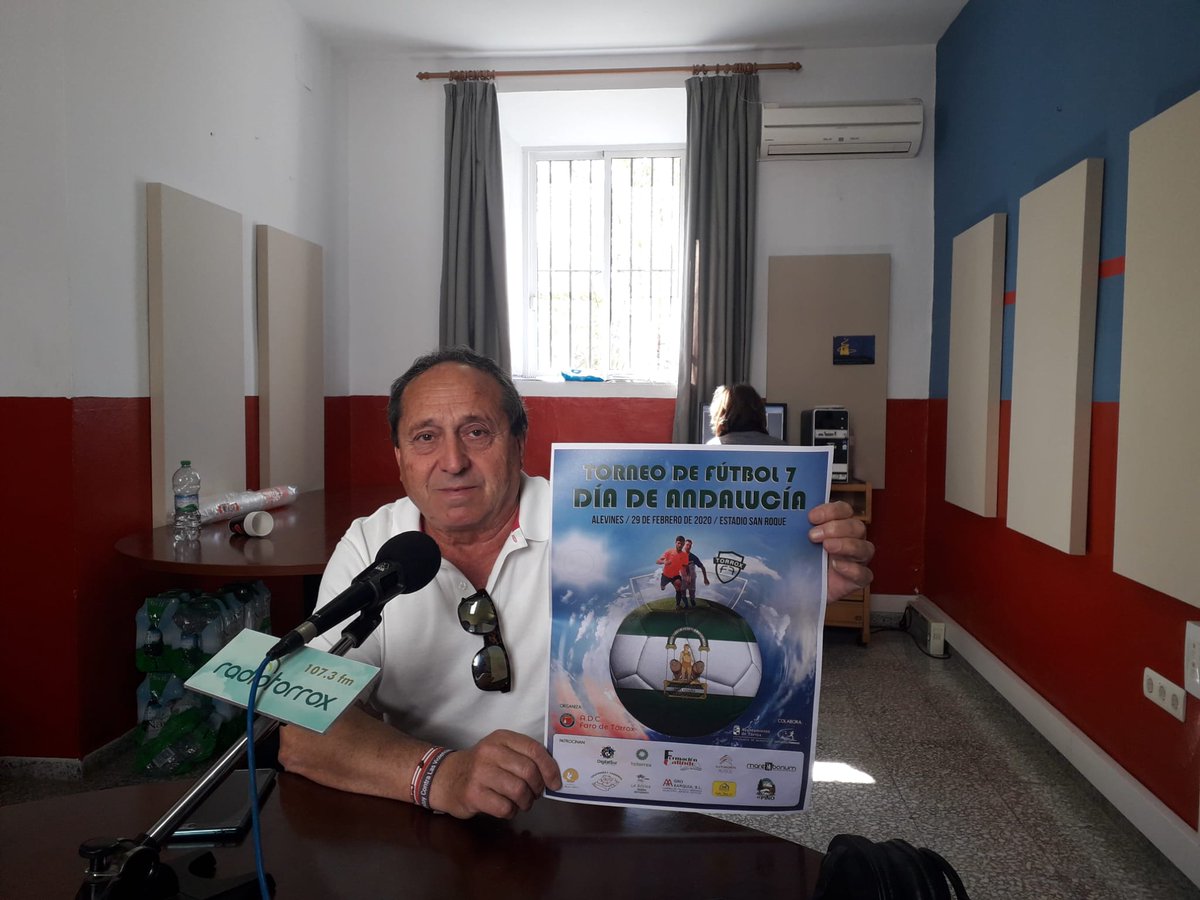RadioTorrox's tweet image. Visita la radio Manuel Cortés, presidente de ADC Faro y hablamos del Torneo #DiaDeAndalucía, que se celebrará el sábado en el municipal de San Roque con la participación de 16 equipos de la provincia 🔊 [bit.ly/2HTUXh7]m #Torrox #TorroxCosta #ElMorche #Deportes #Futbol