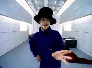 凄すぎる。足を挫かないかと心配になるくらい。
ジャミロクワイ『Virtual Insanity』のMVを思い出した。  