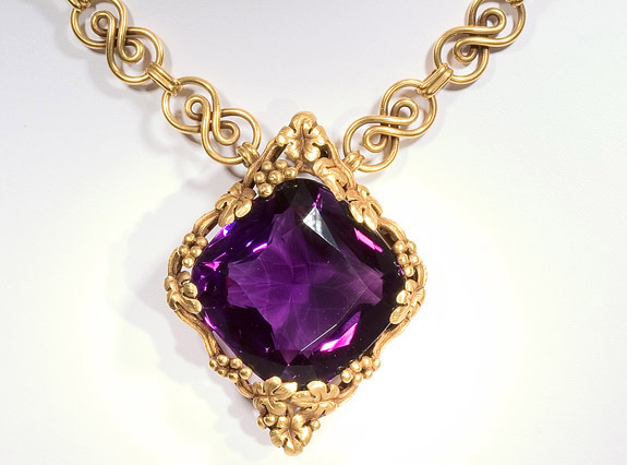 SchnacksJewelry's tweet photo. The Smithsonian Institute houses a 56 ct cushion-cut Amethyst, gifted by Ms. June Rosner &amp; Russell Bilgore in 2007. Set in an 18k yellow gold necklace designed by Louis Comfort Tiffany, it's a perfect example of Art Nouveau jewelry made at the turn of the 20th century (1890-1919) https://t.co/uPKj8aBf5m