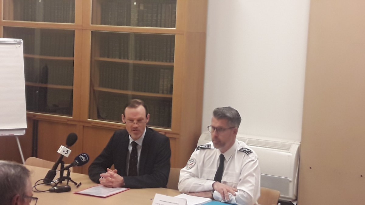PoliceNat42's tweet photo. Conférence de presse @justice_gouv du Parquet de #saintetienne suite à l'#homicide qualifié de #meurte commis au centre pénitentiaire de La Talaudiere le 25 février 2020. La Sûreté Départementale @PoliceNat42 est en charge de l'#enquete . https://t.co/2ZgsodXQbR