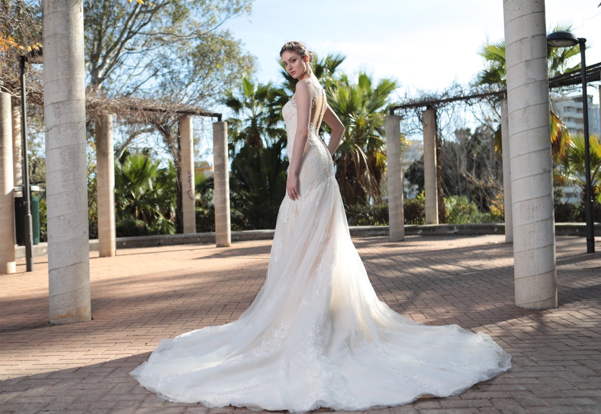 Gwen JPA860 ✨
Show off your curves in this sultry figure enhancing fit and flare design. Intricate beaded lace covers the bodice and scatters dramatically along the full train.
 
junepeonybridal.co.uk
#junepeonybridalcouture #JPBC #destinationwedding #bridalwear #weddings