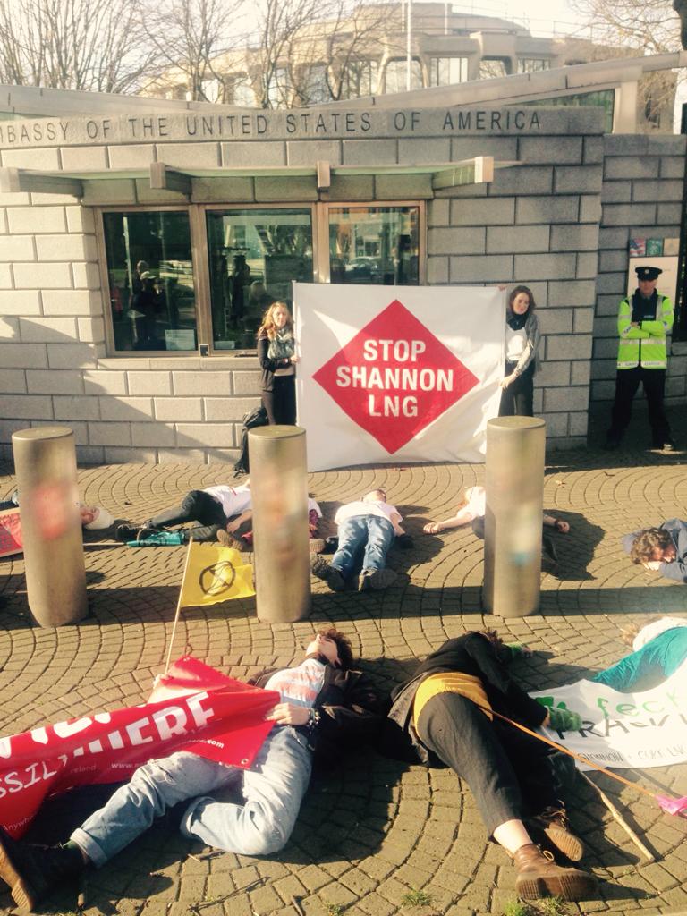 EstebanServat's tweet image. Last Friday, the World started uniting to stop Fracking. People in Argentina, Spain, US &amp;amp; Ireland mobilized together, connecting extraction sites in the Americas, with the consumption side of their #FrackedGas in Europe. It&apos;s just the beginning! We will all #BreakTheFrackingCycle