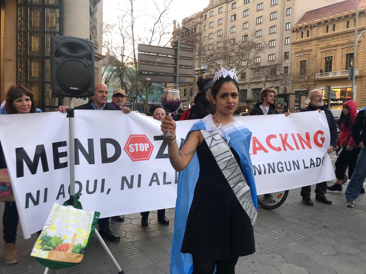 EstebanServat's tweet image. Last Friday, the World started uniting to stop Fracking. People in Argentina, Spain, US &amp;amp; Ireland mobilized together, connecting extraction sites in the Americas, with the consumption side of their #FrackedGas in Europe. It&apos;s just the beginning! We will all #BreakTheFrackingCycle