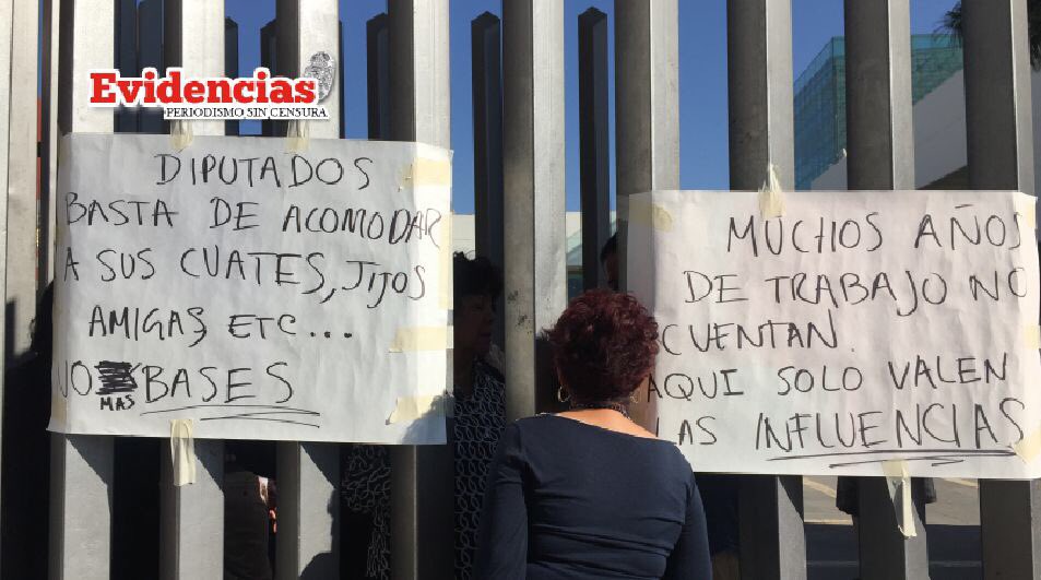 evidencias_mx's tweet photo. Sin acceso al Congreso de #Oaxaca | Trabajadores de base del @CongresoOaxLXIV se manifiestan ante el otorgamiento de base de manera irregular | acusan a diputadas y diputados de acomodar familiares y amigos | #Evidencias https://t.co/olnWLS6GL2