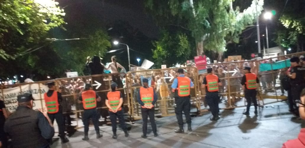 EstebanServat's tweet image. Last Friday, the World started uniting to stop Fracking. People in Argentina, Spain, US &amp;amp; Ireland mobilized together, connecting extraction sites in the Americas, with the consumption side of their #FrackedGas in Europe. It&apos;s just the beginning! We will all #BreakTheFrackingCycle