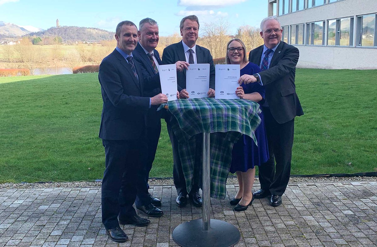 We were delighted to host the signing of the #StirlingClacksCityDeal this afternoon ✍️ This regional deal is fantastic news for our local communities 😊