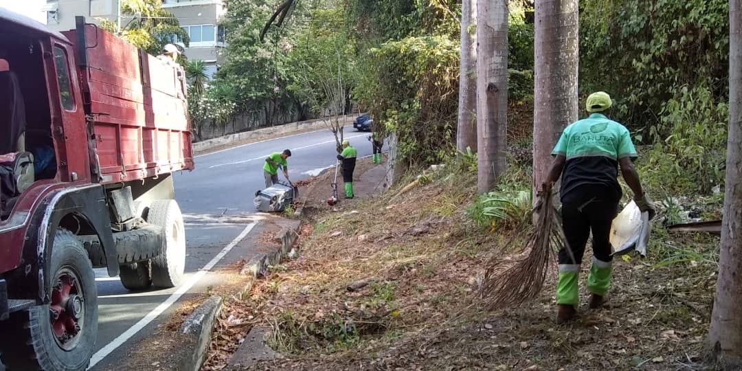 AlcaldiaBaruta's tweet photo. Hoy #26Feb nuestras cuadrillas junto a @fospuca realizan la recolección desecho vegetal y limpieza de nuestras áreas verdes para dar a nuestras vías el mantenimiento necesario para su movilidad. Esta vez iniciamos en #SanRoma https://t.co/U0NzVpTfFH