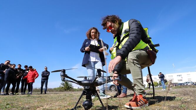 CivilDronesIP's tweet photo. Los jóvenes de Ciudad de los Niños aprenden el procedimiento de rescate de personas con drones. Lee la noticia en nuestra web. https://t.co/4yTdCgthLs #dron #drones #aeromodelismo https://t.co/7LXdZlArGc