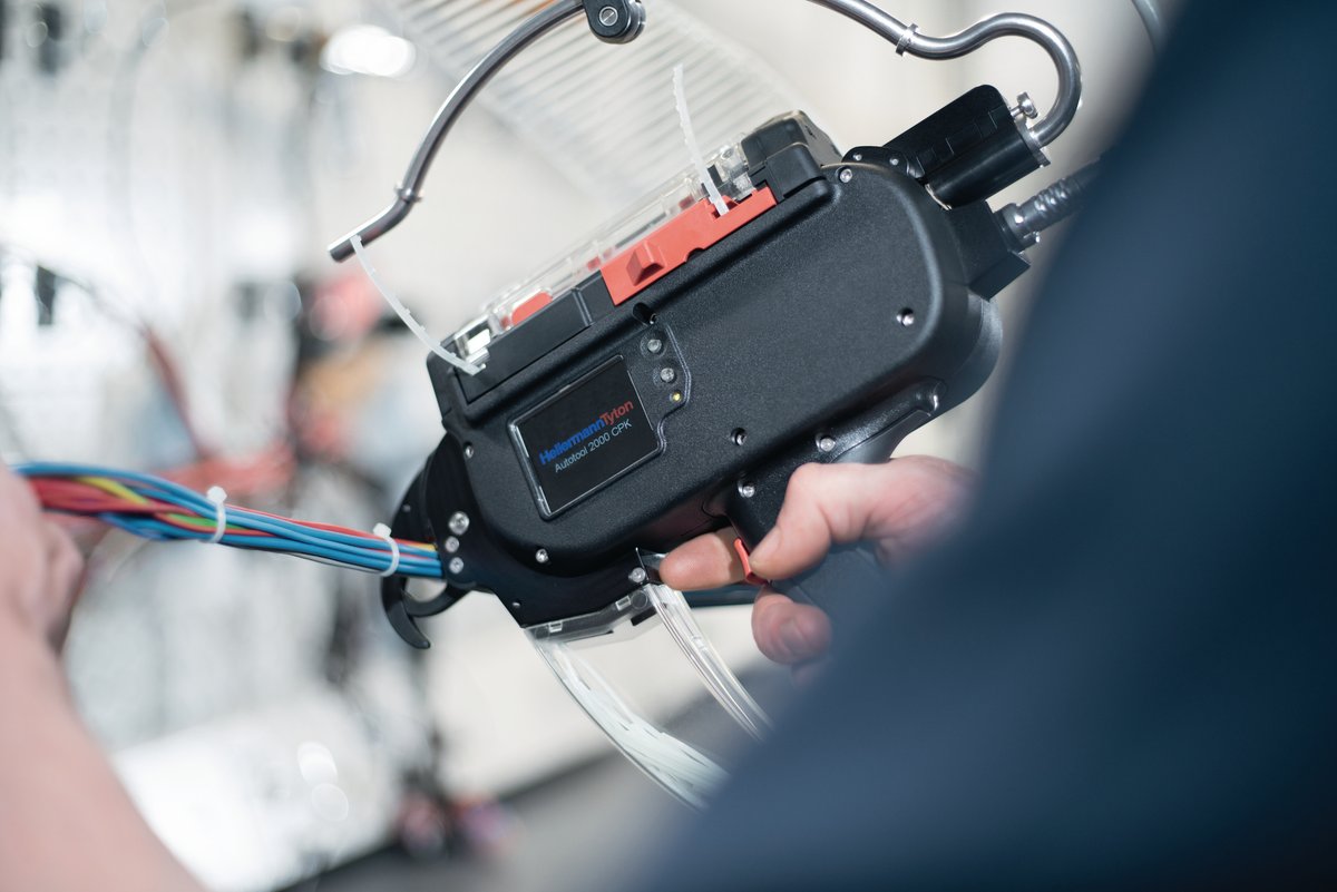 Spain_HT's tweet photo. 🤔¿Buscas una aplicación rápida de bridas para tensión y corte, con sólo pulsar un botón? Tienes que conocer la Autotool 2000 CPK, nuestra embridadora automática que aplica bridas en 1 segundo! No, no es magia!😜Más información: https://t.co/hvUlRgaRzS🔫#embridadora #autotool https://t.co/xIqynGYe8I