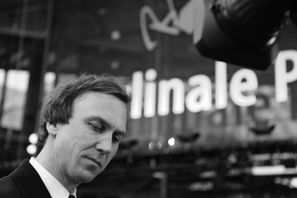 _onscene's tweet photo. Der deutsche #LarsEidinger vor dem @berlinale Palast. 
Mehr Fotos der Belinale: https://t.co/ED1gu62zDM
📸: Lea Sulzberger

#Berlinale #onscene #RedCarpet https://t.co/gztClORQ9X
