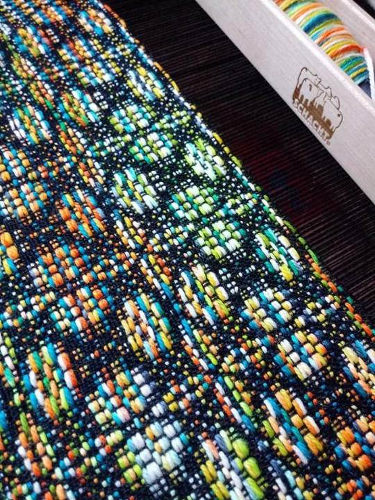 la_hungara74's tweet photo. Warp: alpaca/silk. Weft: merino/kashmir/silk. Pattern: Ancient Rose. #handwoven #4shaftpattern #scarf https://t.co/XriiTipwMm