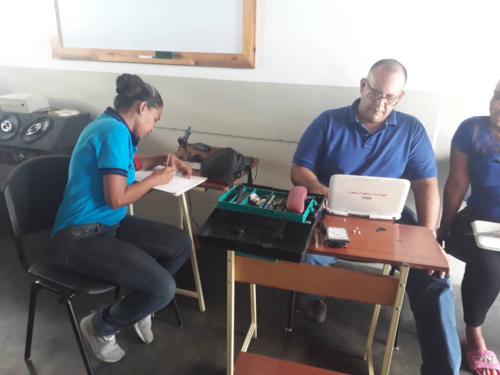Fundabit_Yaracu's tweet photo. #26Feb ¡Reparando ando! Nuestros Formadores Tecnológicos de @FundabitOficial aplican su experiencia en la reparación de portátiles Canaima y sus cargadores, para contribuir con la vida útil de este hermoso proyecto. #BalanceCarnavales2020 @vane_prieto https://t.co/t9vDr8b1iN