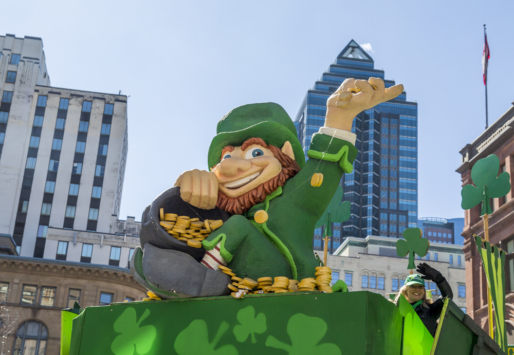 Montreal's tweet photo. 🍀 Did you know Montréal's #StPatrick's Parade is the longest-running of its kind in Canada? 
The 197th parade will be taking place on Sunday, March 22. 🥁
More fun facts here 🍀👉
https://t.co/gMG9cYhxfb @uismtl #MTL #parade #spring #StPatricksDay
📷 @evablue https://t.co/JJ3xgidox3