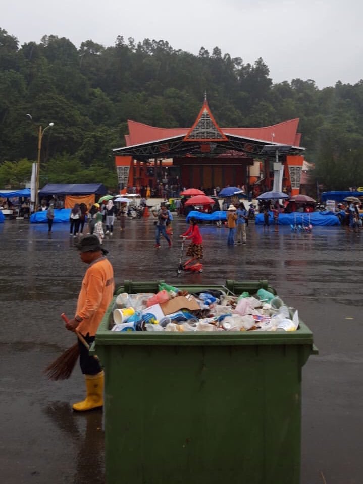 ca_____'s tweet image. Ini paliang menyayat hati, tangis pecah saat itu juga, untung hujan deras saat itu. Saat yg lain menikmati bahagia dengan porsinya, lalu saya dengan team memungut kebahagian yang mereka buang sembarangan.