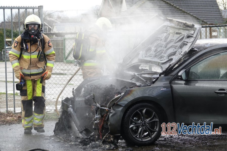 Auto in #Gramsbergen vliegt al rijdend in brand. 112Vechtdal.