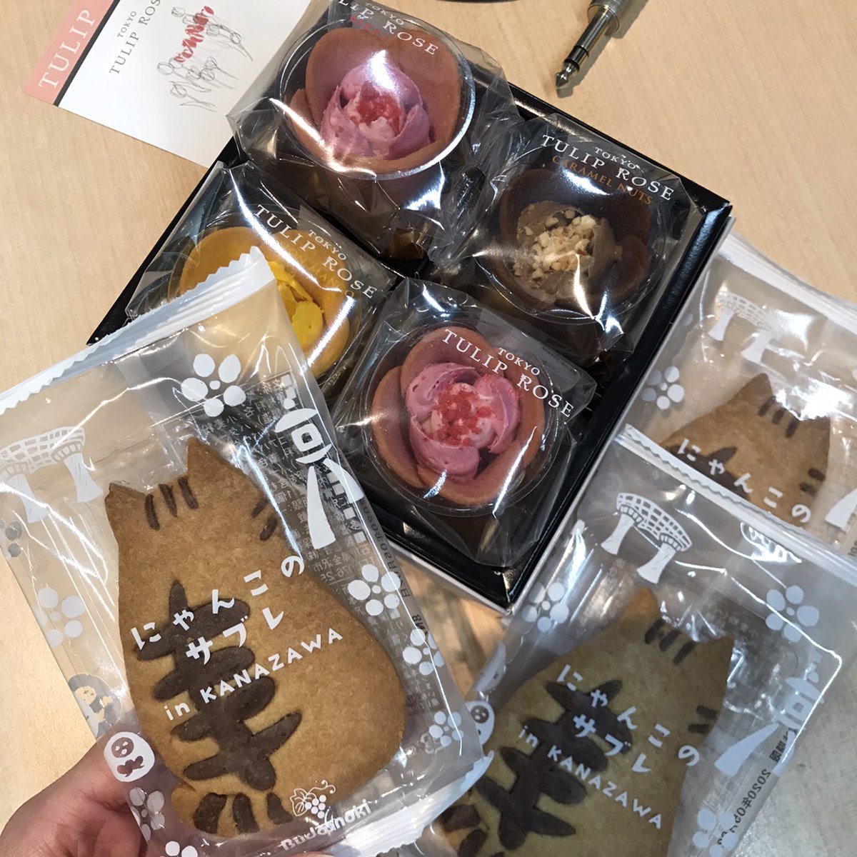 JFN_OTP's tweet photo. 今夜のおやつは、「にゃんこのサブレ」と
「チューリップローズ」🐈 🌷🌹
今日のメッセージテーマは
「最近出会った“なんじゃこりゃ!”教えて」
建物、アート、驚きの光景、驚きの効果・・・etc
#オンプラ をつけて呟いてね♪ https://t.co/m8kgitnW3q