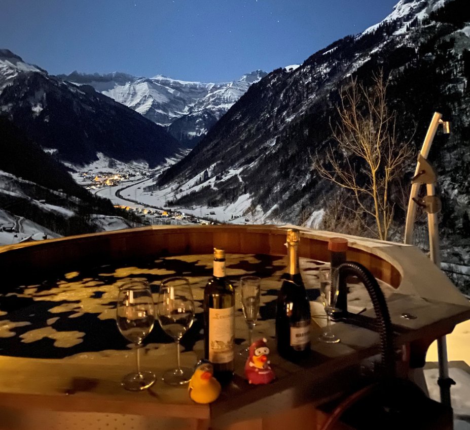 STMediaCH's tweet image. Winter-Wellness auf der Alp! Noch zum Entdecken! Baden auf dem  Gufel im #Sernftal im #Glarnerland! Wo gibts schon einen Molkenbad-Hot-Pot mit Holzheizung und Traumaussichten! De Hit: Das neue Hideaway-Berggasthaus!
@glarus24 @KantonGL #Berghilfe
bit.ly/32xXJCe