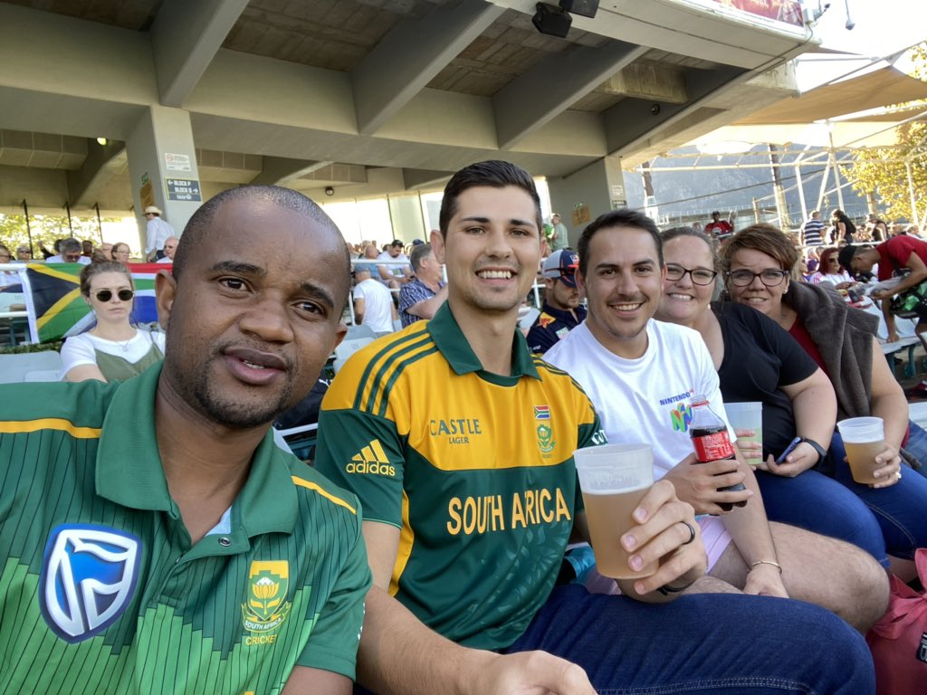 My friends sponsored the tickets, so I need to deliver. Please help KFC! <a href="/KFCSA/">KFC South Africa</a> #kfcbigbucket #kfc #proteas