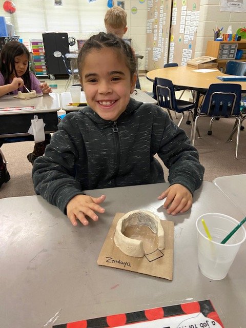 Franklin27030's tweet photo. Students in Christy Bledsoe’s second grade class are wrapping up their extended reading project about polar bears. Local potter Tony Bledsoe showed students how to make their own polar bear cave out of clay. Students are excited to take their sculpture home! #Promise4ALL #SCSed https://t.co/MeKoMjGT6r