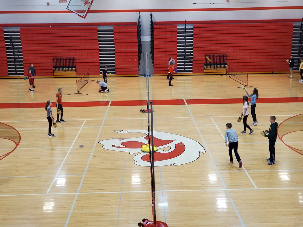 brentnelsonCC's tweet photo. Lots of great Pickleball action in grade 7 this week! #centralcassnd #squirrelsms https://t.co/kBsF8fg31j