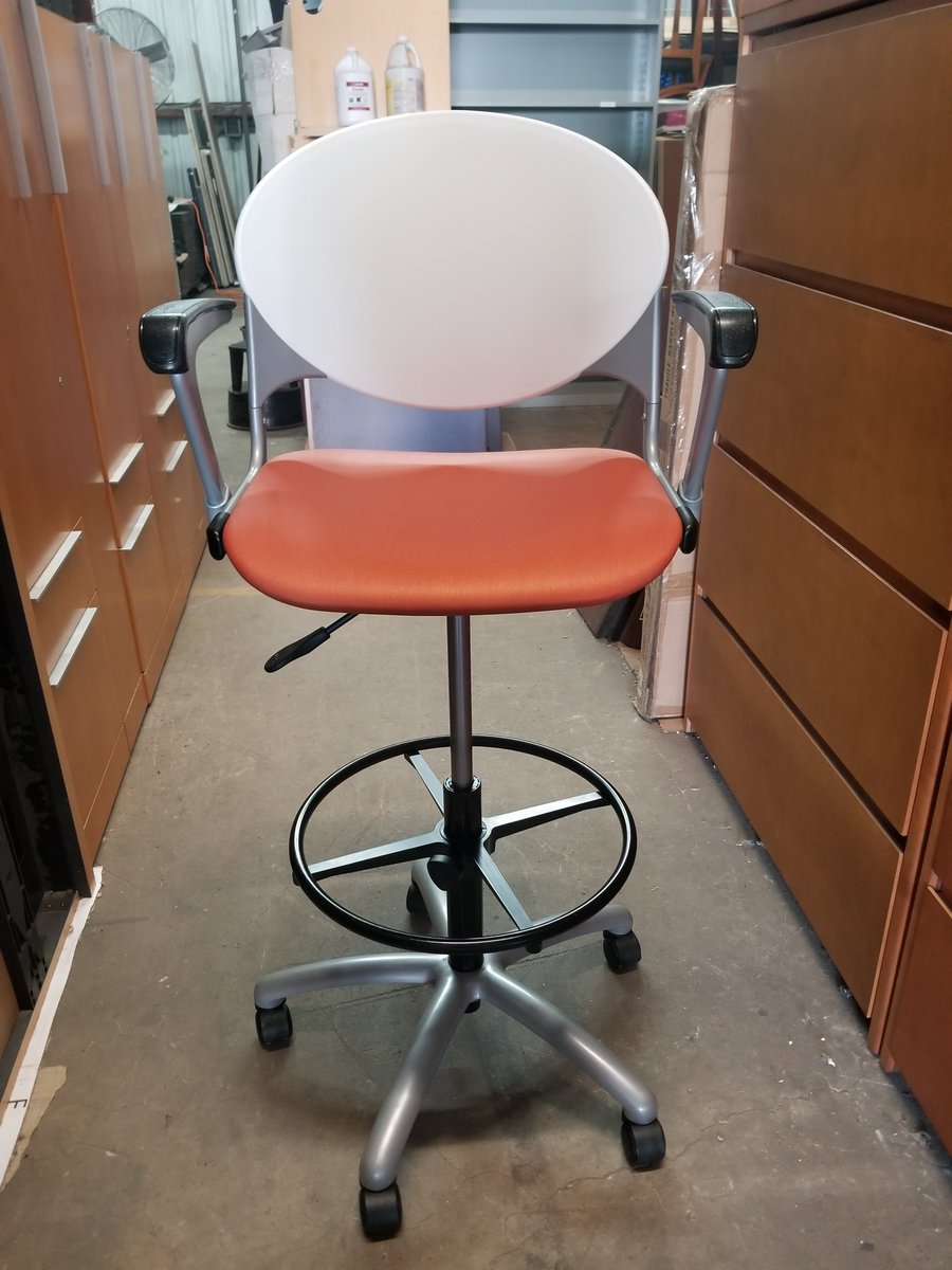 DFSIHOUSTON's tweet image. National Cinch drafting chairs
-commercial grade heavy duty
-adjustable seat height
-adjustable height feet rest
-swivel
-loop arm rests

-excellent condition
-All perfect working features
#nationalchairs #draftingstools #heavydutychair #useddraftingchair