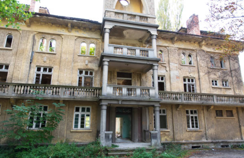 PeterRoting's tweet photo. What a nonsense CO2 free concrete or green concrete. You can only save CO2 if you produce less cement and intelligently recycle building materials or even better renovate old houses instead of tearing them down. https://t.co/P4gOAM9fbs