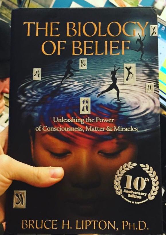La scénariste de ‘Farah’, Hassiba Freiha a été très influencée par le livre de Bruce H. Lipton ce que l’on retrouve dans l’histoire du film. Nos esprits peuvent-ils guérir nos corps? L’épigénétique est une science que nous explorons dans Farah et ça ne pourrait être plus prenant.
