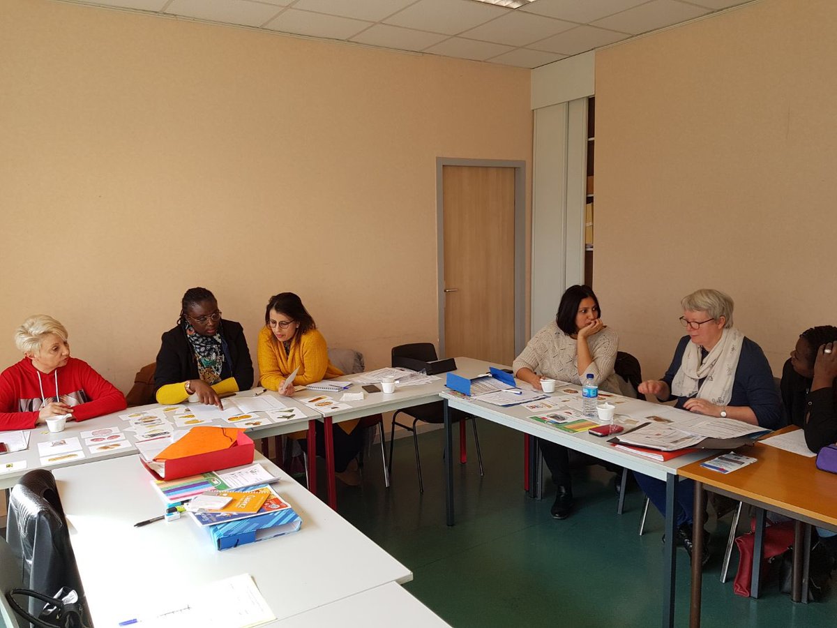 RaphaelleChail1's tweet photo. Ce jour, formation [#Opticourses] @ManteslaJolie_ . Objectif : sensibiliser les acteurs locaux autour d’astuces pour manger équilibré avec un petit #budget. @CRES_PACA @iledefrance @raphaelcognet https://t.co/XQcrwkExPc