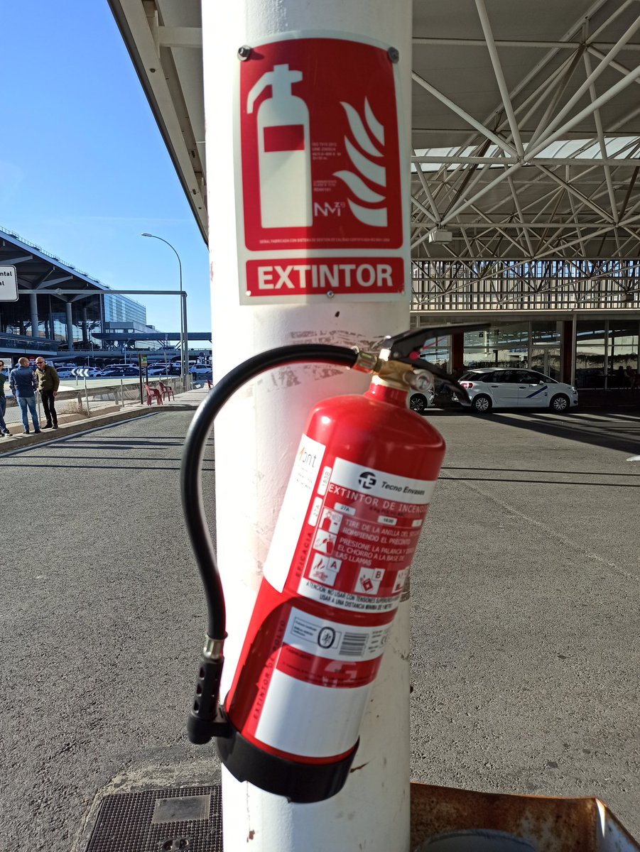 El 10 de Enero informé por aquí sobre el mal estado de los extintores del aparcamiento de taxis <a href="/unitaximalaga/">UNITAXI Málaga 🚖🚖</a> del aeropuerto de <a href="/malaga/">Ciudad de Málaga</a>. Hoy vuelvo a estar de turno de aeropuerto, y he podido comprobar que ya están en perfecto estado. 
Gracias <a href="/aena/">Aena</a>.