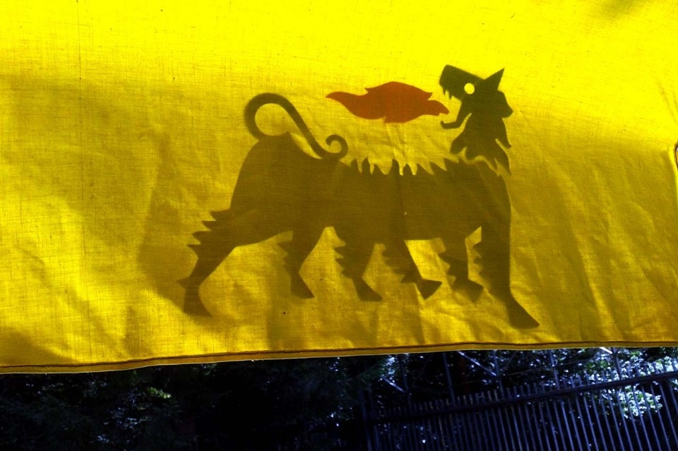 progettoborca's tweet photo. Il logo storico di ENI a Borca.
Il logo è cambiato: evolve.
In vece del cane stanco, G. Vigolo ha portato il vigore del cervo (DC). 
M. Cualbu ha ricampionato il logo, combinando digitale e stampa tradizionale. 
Stampa: Progettoborca, Vigolo, Cualbu, Folà, LAB43. https://t.co/YeVoMNcEOc