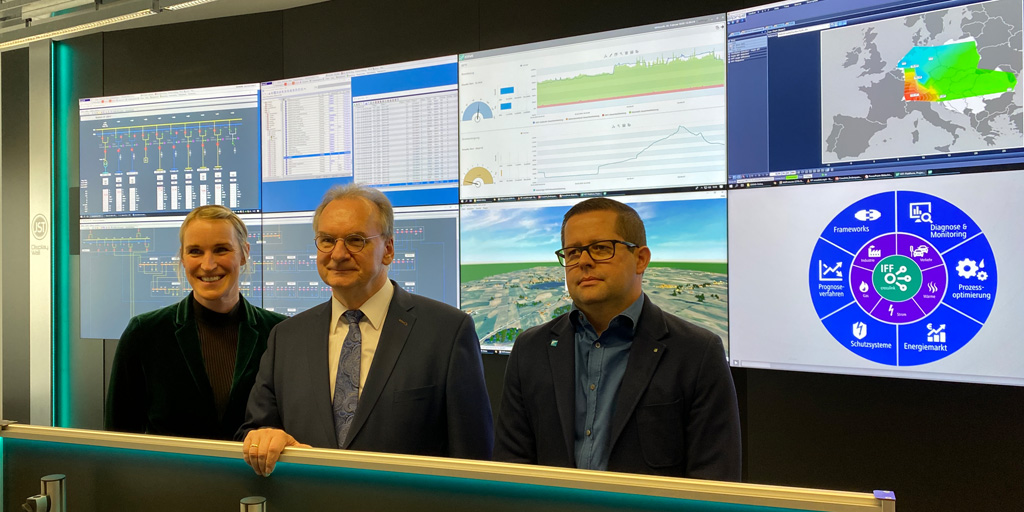 ArlinghausJulia's tweet photo. Innovation aus Sachsen-Anhalt: MP @reinerhaseloff war kurz zu Gast im Institut. Eine gute Gelegenheit für mein Team vom @Fraunhofer_IFF zu zeigen, wie Industrieanlagen und -maschinen im @elbedome geplant oder Energienetze künftig intelligent gesteuert werden. https://t.co/uuNf47bP8h