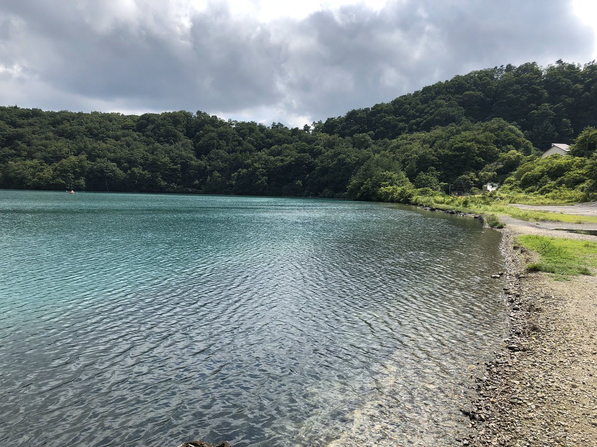 KnitSnow's tweet photo. Knit＆SNowの定期ツイート、今回は鳴子温泉の近くにある潟沼です。緑の小径と緑の水面が美しい。 
＃おいでよ宮城　＃行くぜ東北　＃鳴子温泉　＃潟沼　＃カルデラ湖　
https://t.co/lL5xDjCa2Y