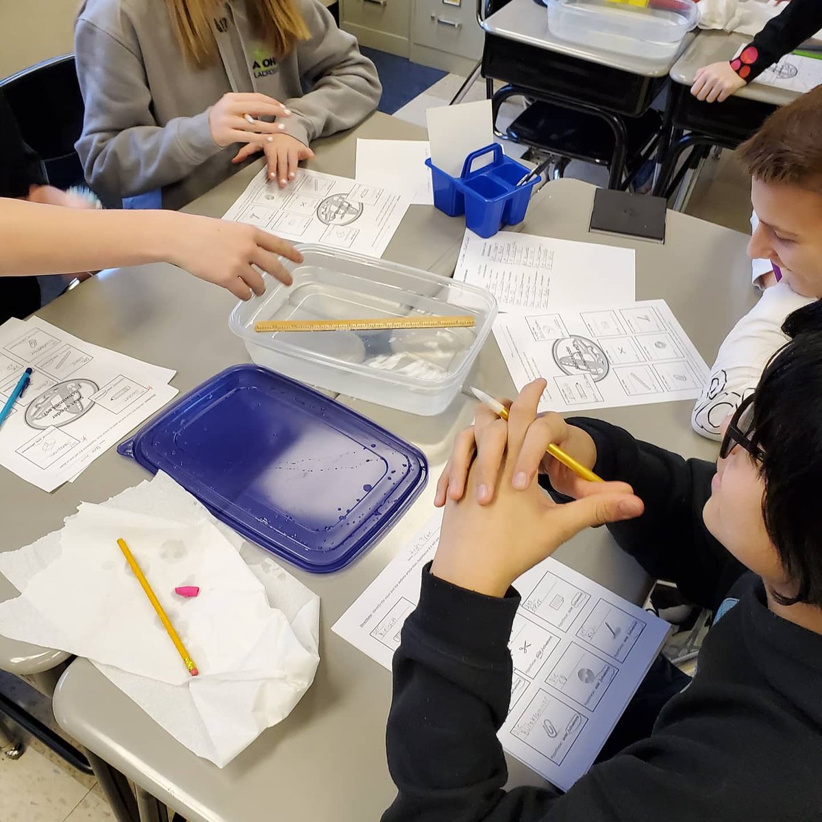 SEMSEDeutsch's tweet photo. Sinkt oder schwimmt?  8th graders test the buoyancy of school supplies and report results https://t.co/IRQV7bY1tD